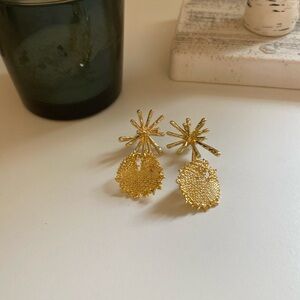 Set of two earrings